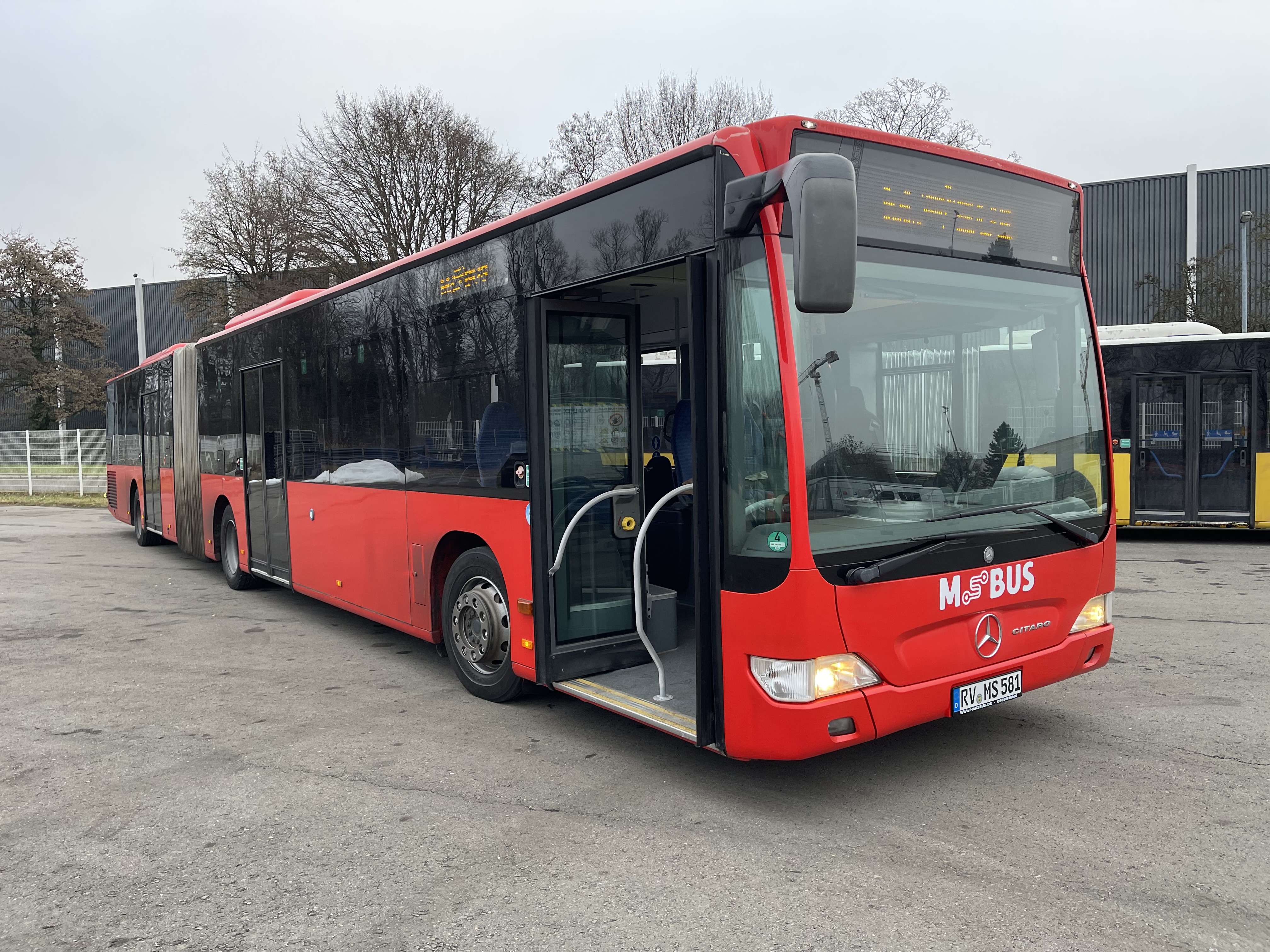 MSBus Bus am Bahnhof bei Nacht